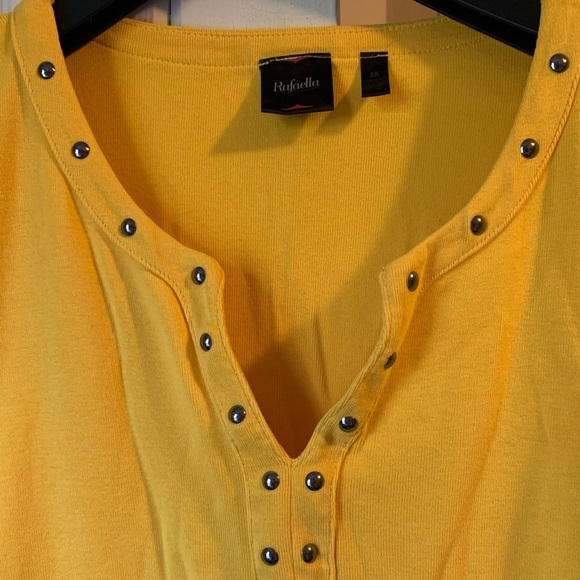 Yellow 3/4 sleeve top - Picture 3 of 4